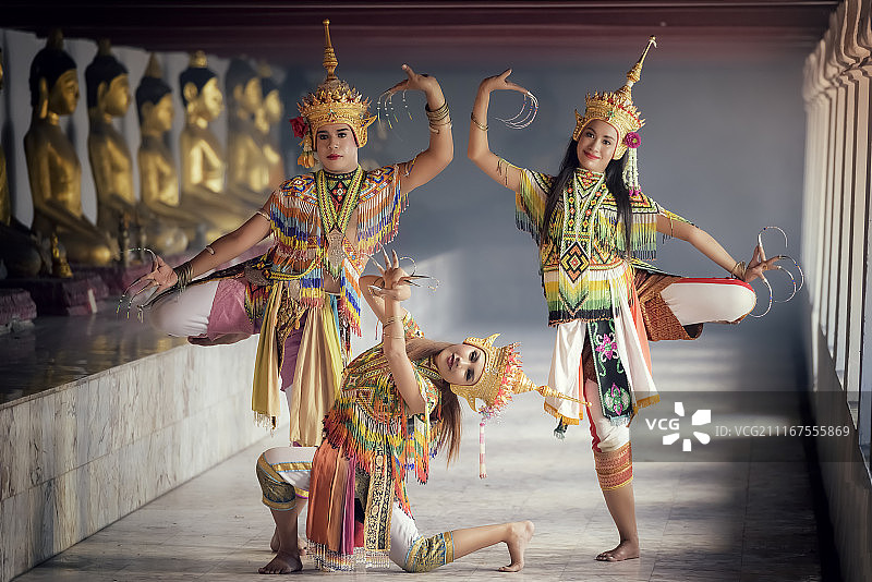 穿着传统服装的泰国寺庙舞者图片素材