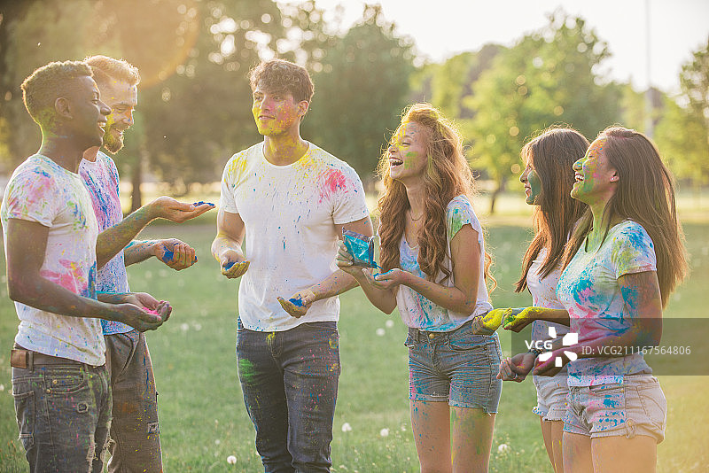 一群青少年在胡里节玩颜色，在阿帕图片素材