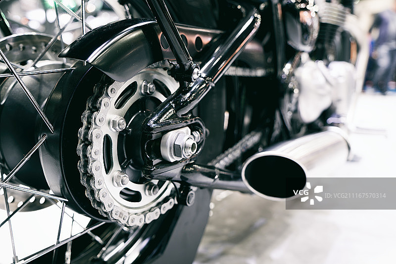 摩托车后链与排气管的细节。后视图片素材