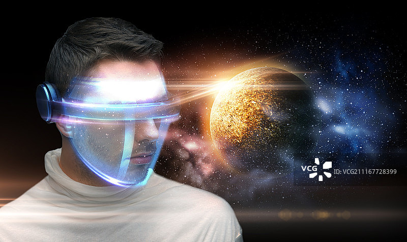 空间，未来技术和虚拟现实概念-人在未来的3d眼镜在行星和星星的背景。戴着3d眼镜的人类俯瞰着地球和太空图片素材