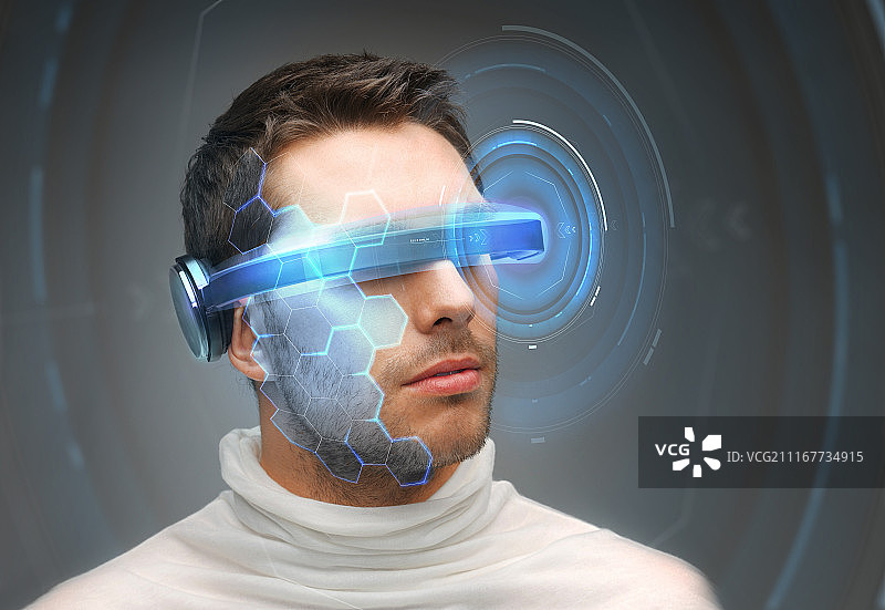 未来的技术和人的概念-人在3d眼镜与虚拟全息图在灰色背景。戴着3d眼镜和虚拟全息图的人图片素材