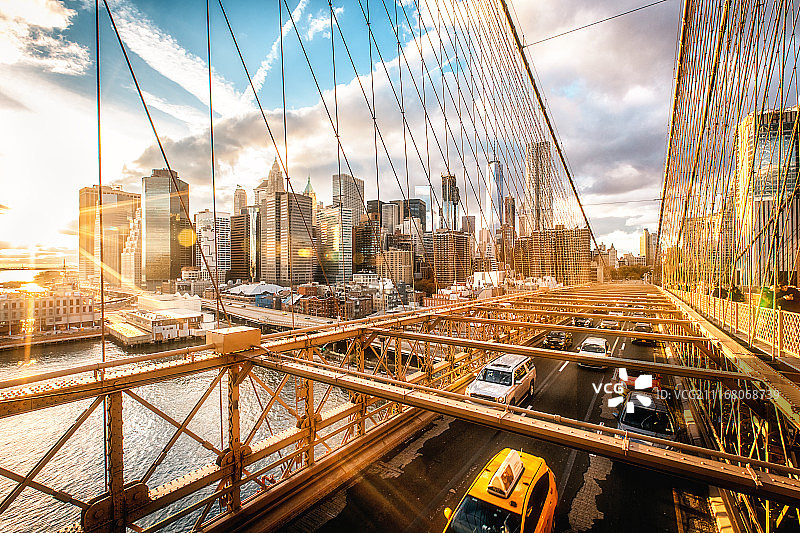 布鲁克林大桥上的纽约城市天际线图片素材
