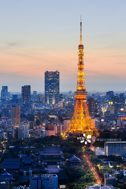 东京天际线与东京塔在黄昏时间，日本。图片素材
