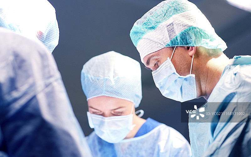 外科、医学和人的概念-在医院手术室进行手术的外科医生。医院手术室里的一组外科医生图片素材
