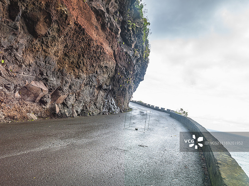 潮湿的海滨道路上的一个弯道图片素材