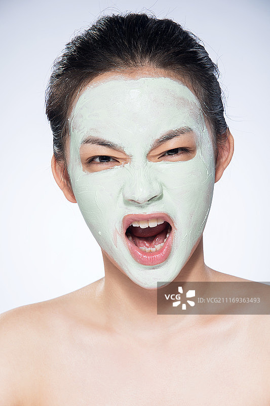 东方年轻女性做面部护理图片素材