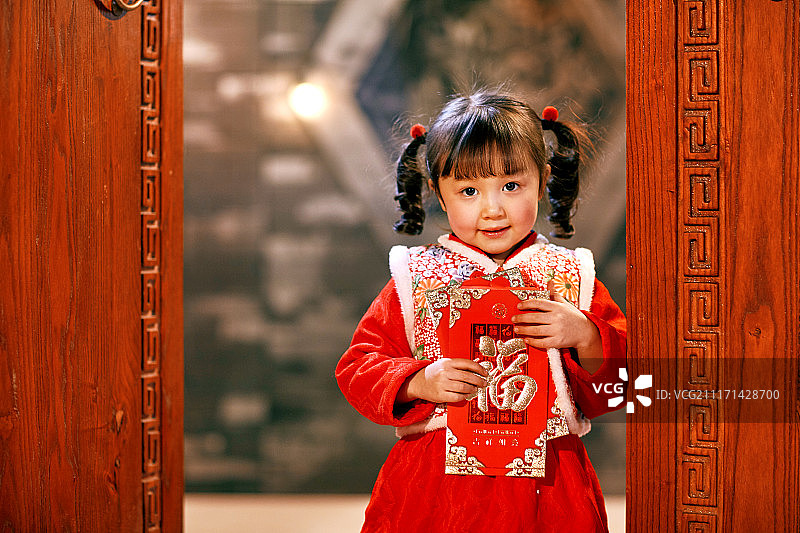 可爱的小女孩拿着红包图片素材