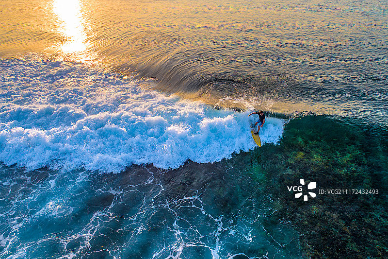 航拍 巴厘岛之蓝梦岛 海滩冲浪运动图片素材