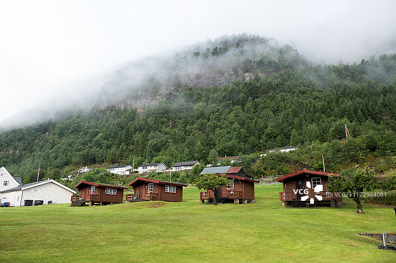 露营在挪威的传统木屋图片素材