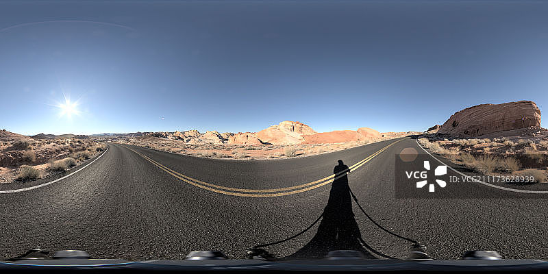 岩石沙漠中柏油路的一个拐弯处图片素材