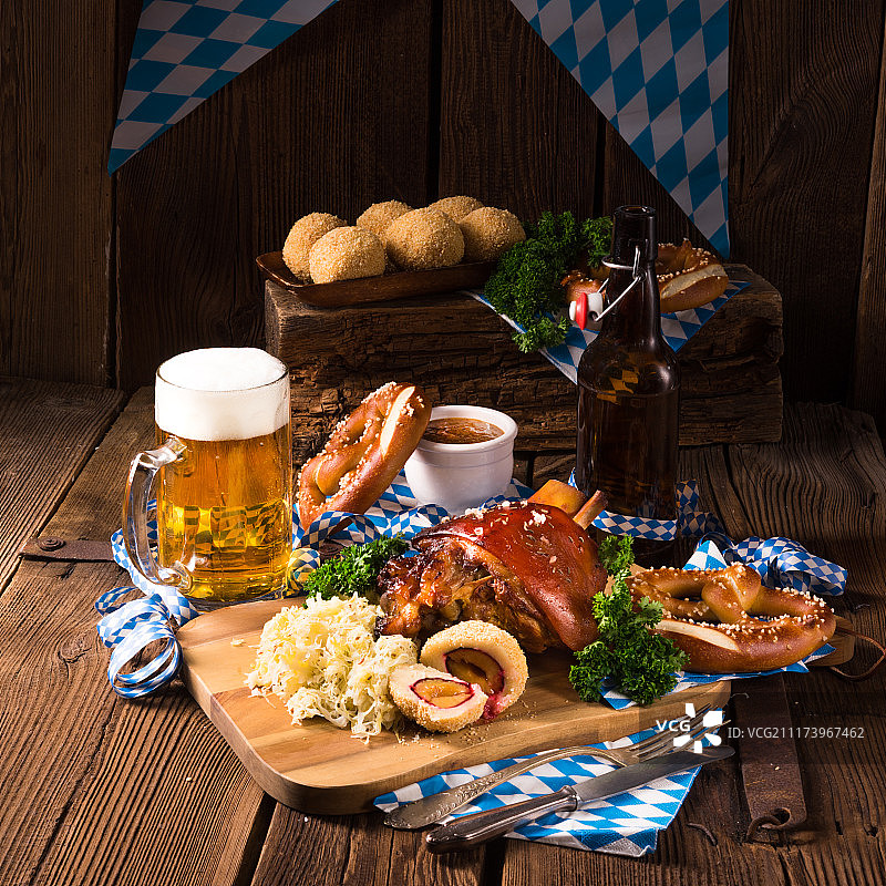 德国啤酒节猪肉配泡菜图片素材