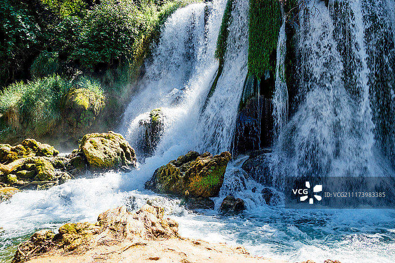 波斯尼亚的克拉维兹瀑布和特雷比扎特河图片素材