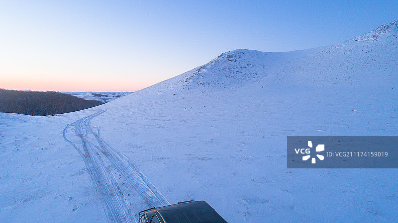 航拍雪地上的道路图片素材