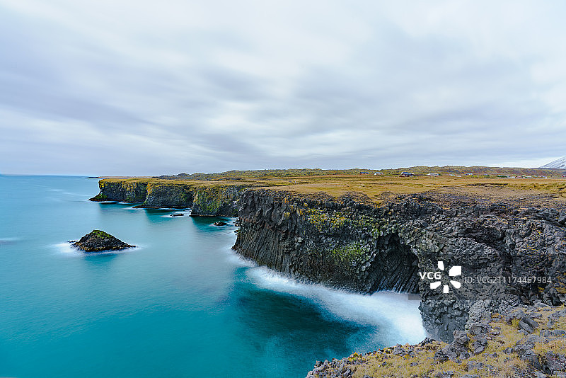 冰岛海岸线上玄武岩洞碧蓝色与海面的交相辉映图片素材