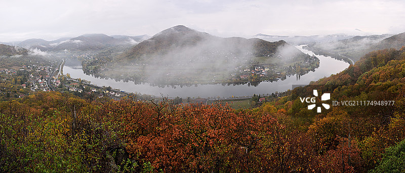 2018年10月26日上午，捷克中部山脉Mlynaruv Kamen的易北河谷图片素材