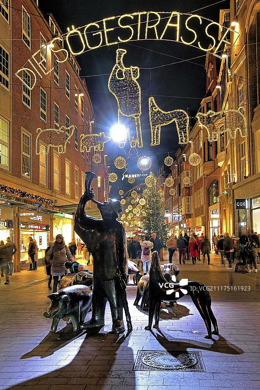 德国，欧洲，不来梅，市中心的Sogestrasse挂着圣诞彩灯图片素材