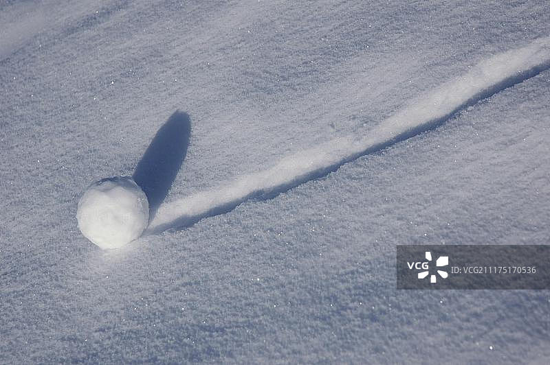 雪中的雪球轨迹，德国，欧洲图片素材