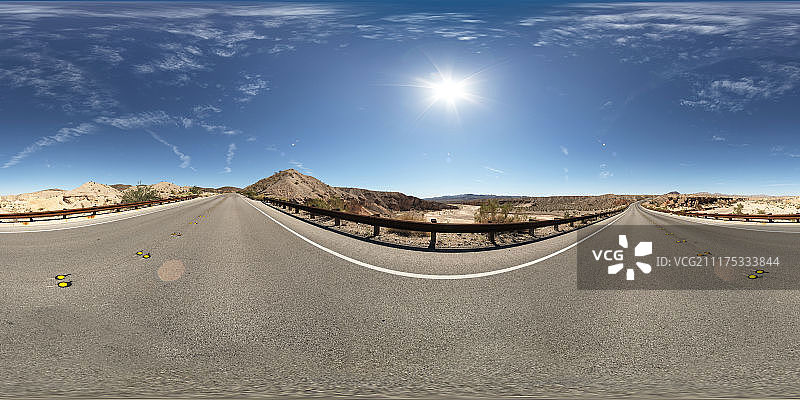 360°HDRI显示了一条穿越美国炎热和岩石沙漠的道路图片素材