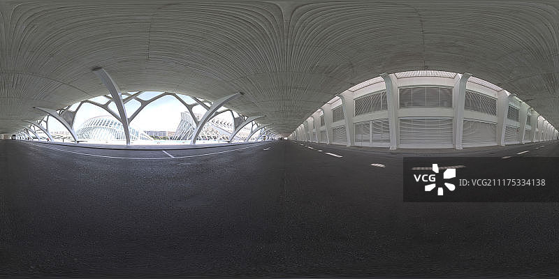360°HDRI显示了西班牙巴伦西亚未来主义结构下的道路图片素材