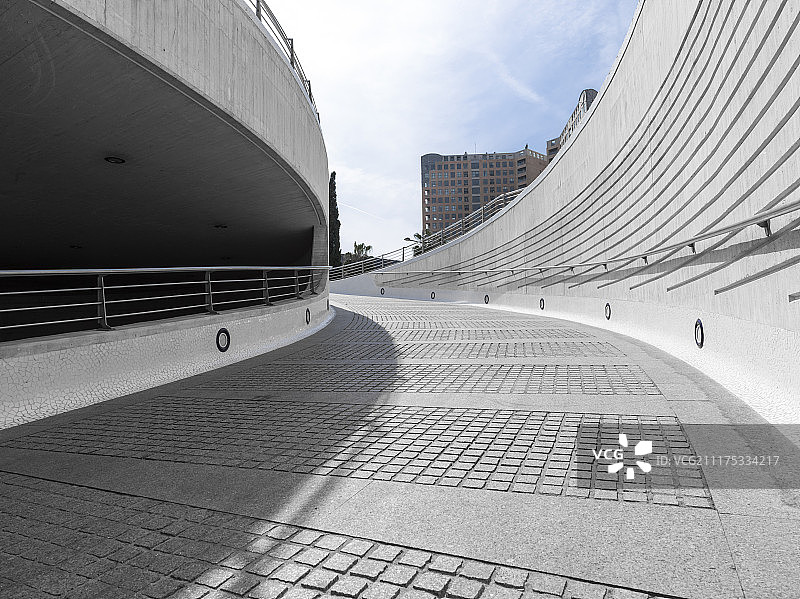 后板显示了一个现代建筑元素的混凝土停车场入口，西班牙瓦伦西亚图片素材