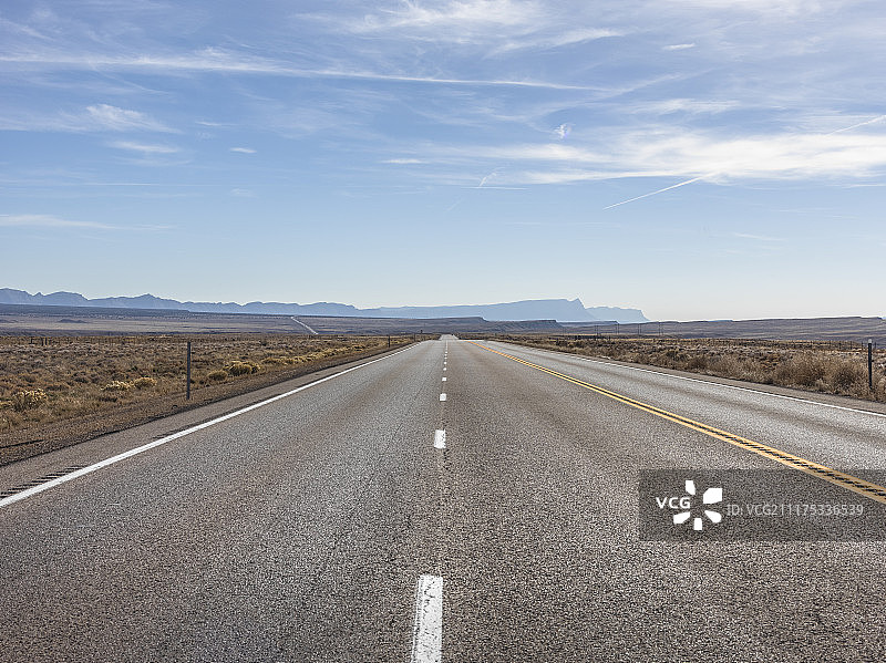 后板显示了一条道路与贫瘠的山地景观盐湖城，美国图片素材