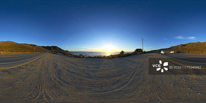 360°HDRI显示了美国沿海道路的海景和日落图片素材