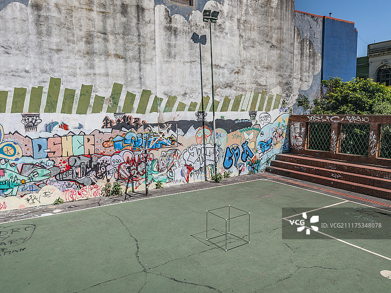 后板显示一个混凝土球场涂鸦墙在布宜诺斯艾利斯，阿根廷图片素材