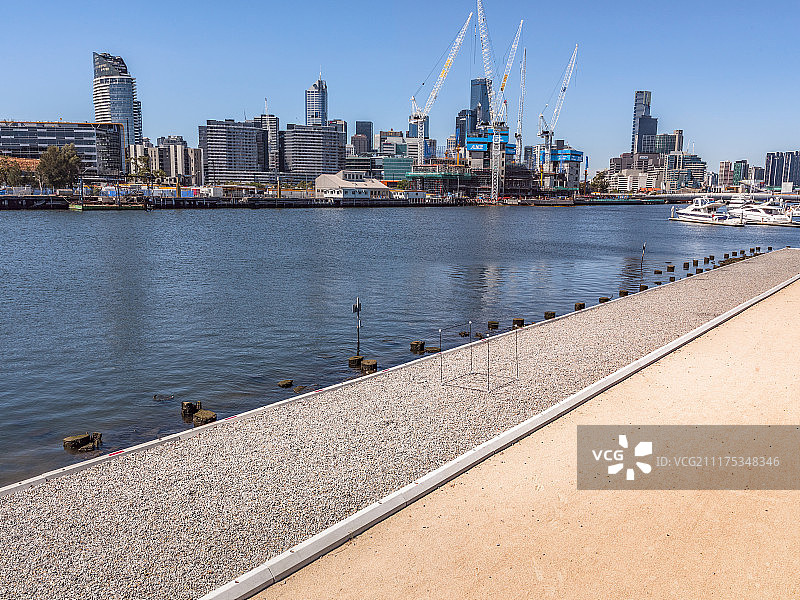 后板显示一个码头与城市摩天大楼的背景在澳大利亚图片素材