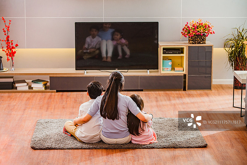幸福家庭在看电视图片素材