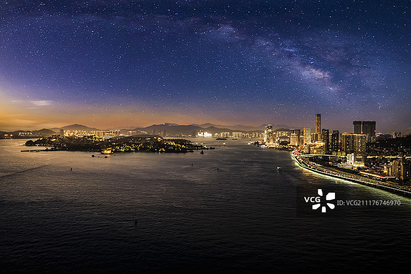 星空下的港湾城市天际线图片素材