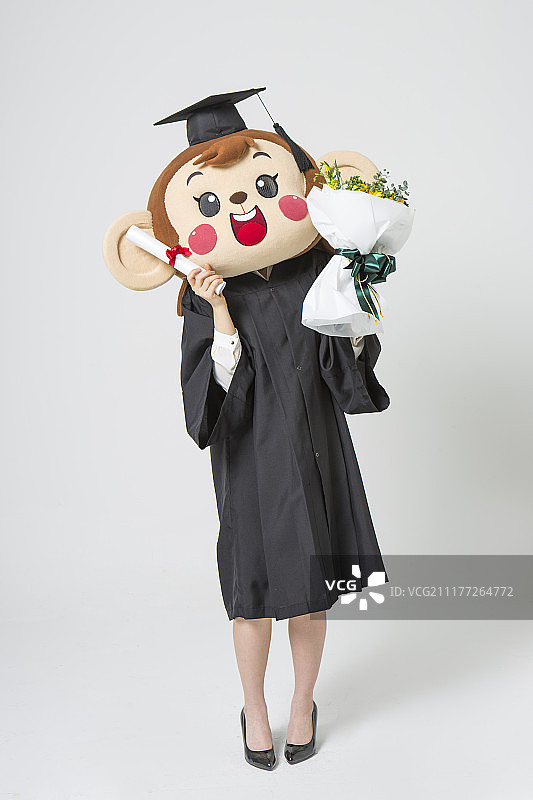 猴头女穿着毕业服手捧花束和毕业证书的照片图片素材
