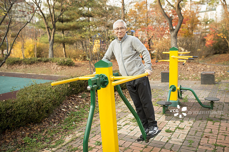 老年人在公园锻炼的照片图片素材