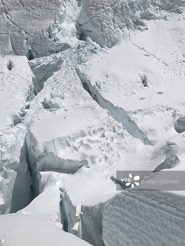 珠穆朗玛峰的昆布冰川冰裂缝图片素材