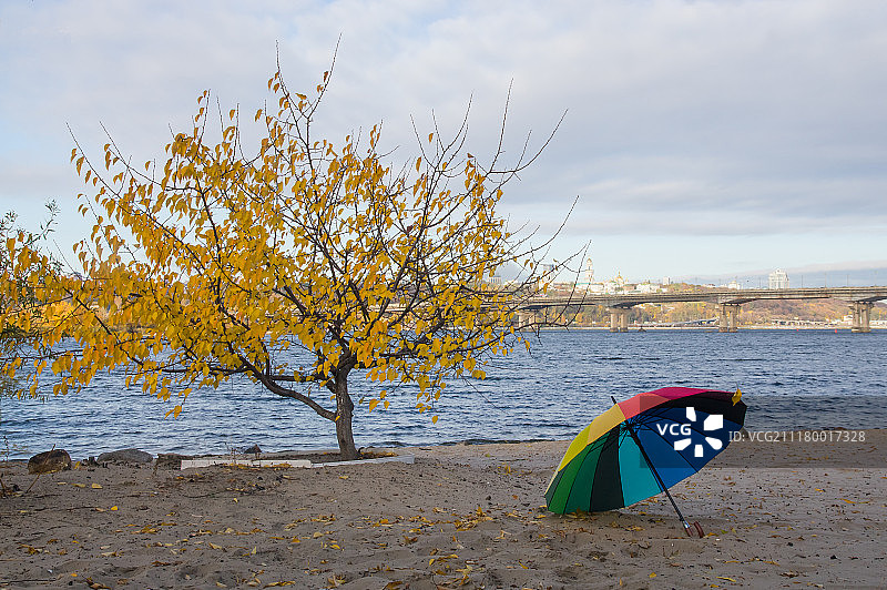 雨伞放在河岸上图片素材