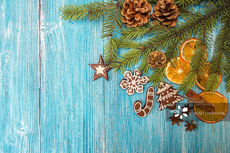 蓝色木桌上的圣诞姜饼饼干图片素材