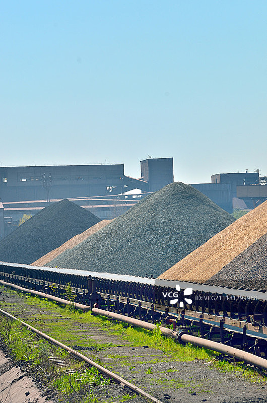 一个巨大的装煤输送带堆煤图片素材