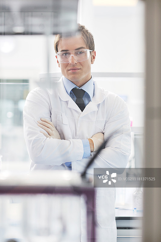 光明实验室里的科研博士生代表着化学教育和医学理念图片素材