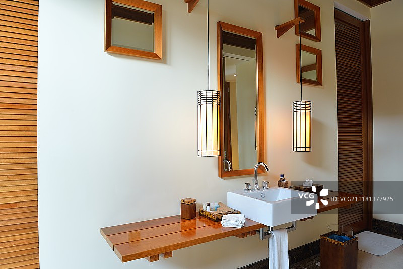 豪华现代美丽的室内浴室套房图片素材