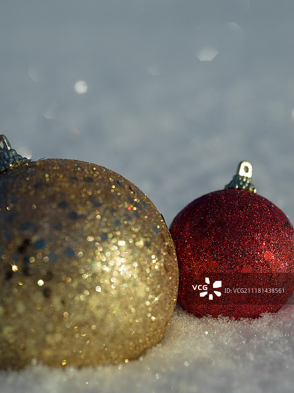 圣诞球树装饰在新鲜的雪抽象背景图片素材