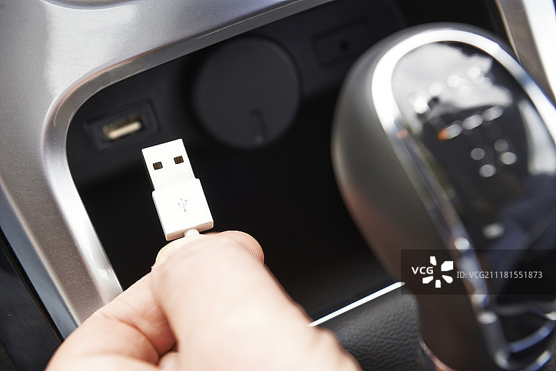 关闭的手持有USB连接器在汽车图片素材