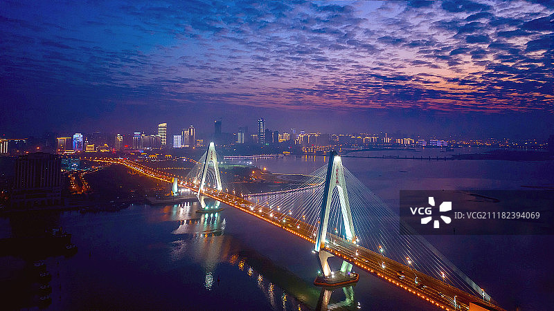刚入夜的海南省海口世纪大桥图片素材