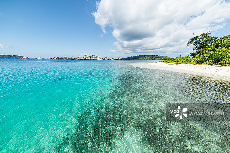一起岛，透明的绿松石水和风景优美的海滩图片素材