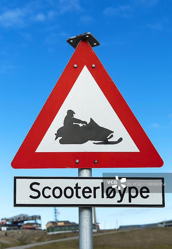 雪地机动警示路标，朗伊尔城，斯匹次卑尔根岛，斯瓦尔巴特群岛，挪威，欧洲图片素材