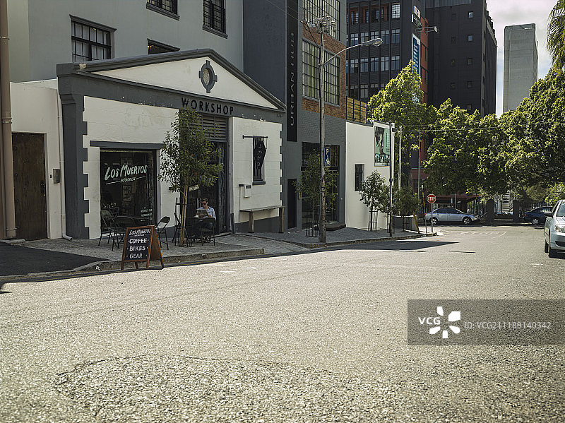 后板显示一个城市街道与咖啡馆在开普敦，南非图片素材