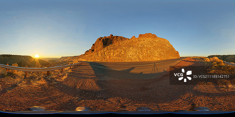 360掳 HDRI showing a dirt track in an arid desert landscape in United States图片素材