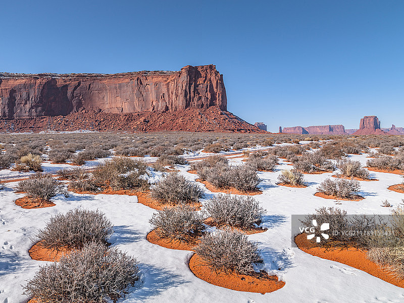 后板显示了一个泥泞的轨道在一个积雪的沙漠在美国图片素材