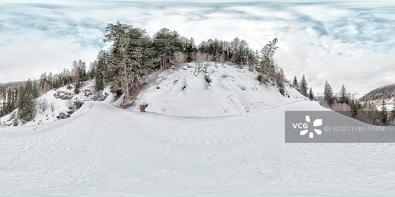 360掳 HDRI showing a snow road in the mountains in France图片素材
