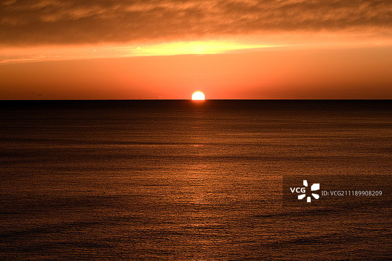 太阳落在海洋上图片素材