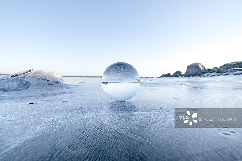 冰湖上优雅的玻璃球图片素材