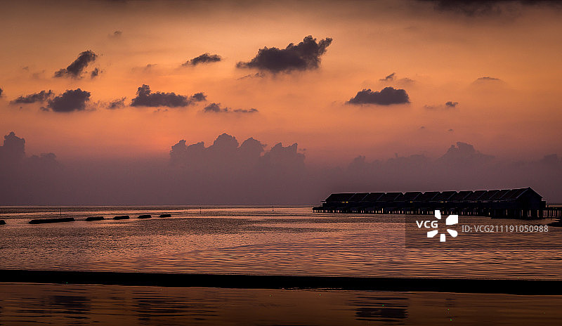 马尔代夫印度洋上的惊人日落图片素材